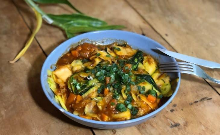Macarrão feito com tiras de abobrinha