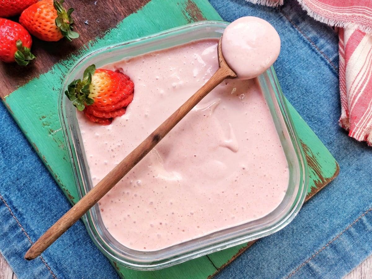 Creme rosado de morango servido em uma tigela